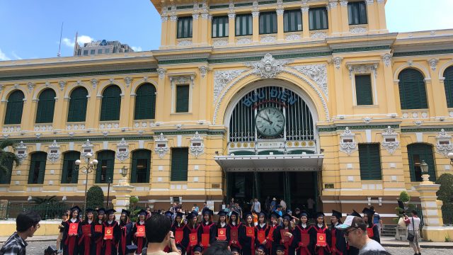 サイゴン中央郵便局の前で卒業生の記念写真らしき風景に遭遇